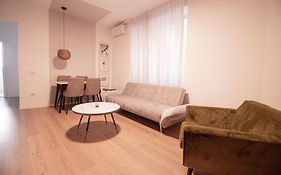 Old Town Bucharest Apartment Poiana 7